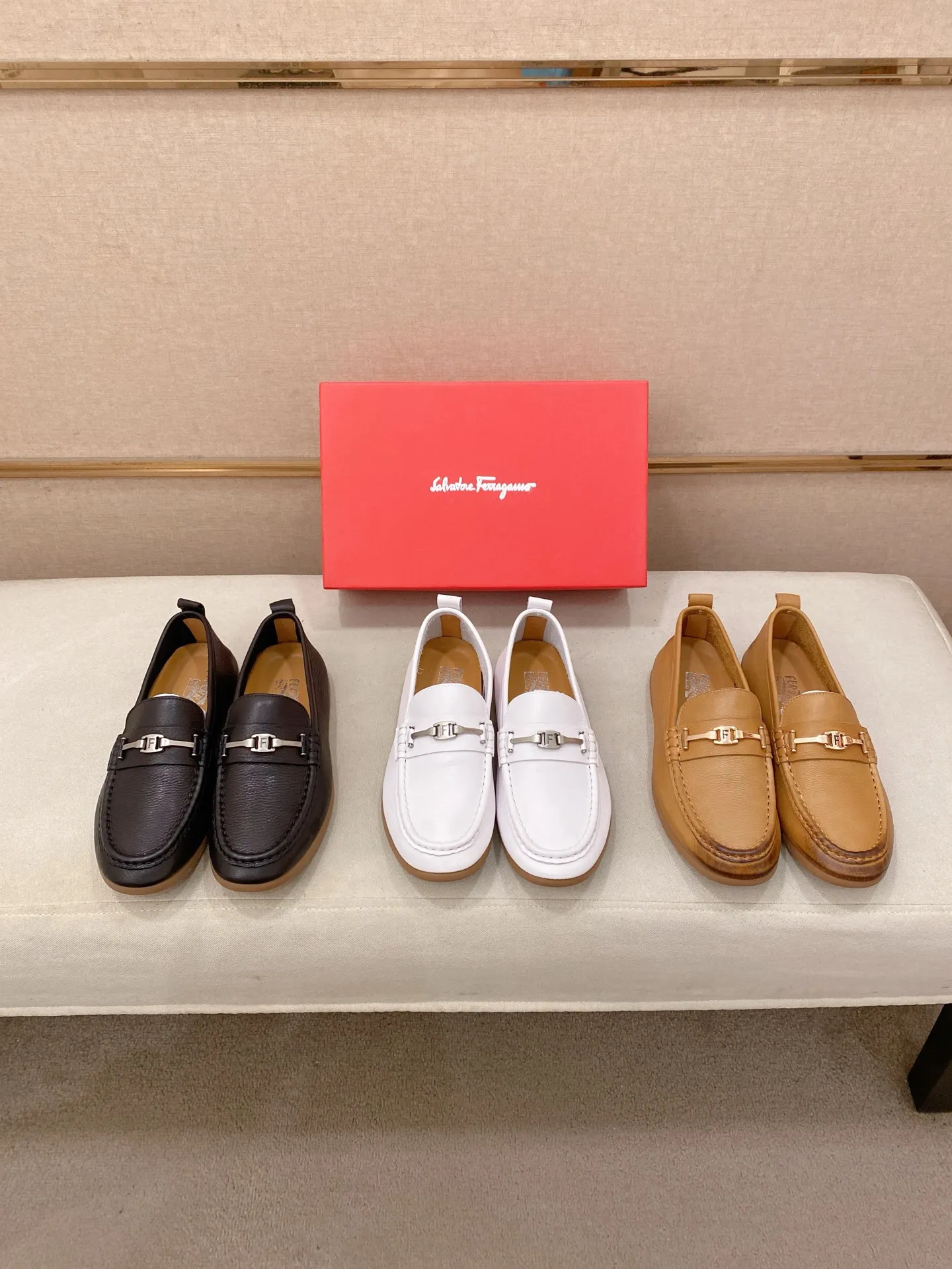Factory price 500💰 Original Ferragamo men's shoes! The world's top brands...Luxury quality...//Fashion and high-end footwear 👍💪🏻...give you a low-key luxury comfort experience👍. The upper is made of pure Italian imported original cowhide and sweat-absorbent sheepskin lining. It is comfortable and breathable, high-end and classy... luxurious and noble!! .. OEM factory shipment [Hug] stall.. Original board. Welcome to taste..38--44.